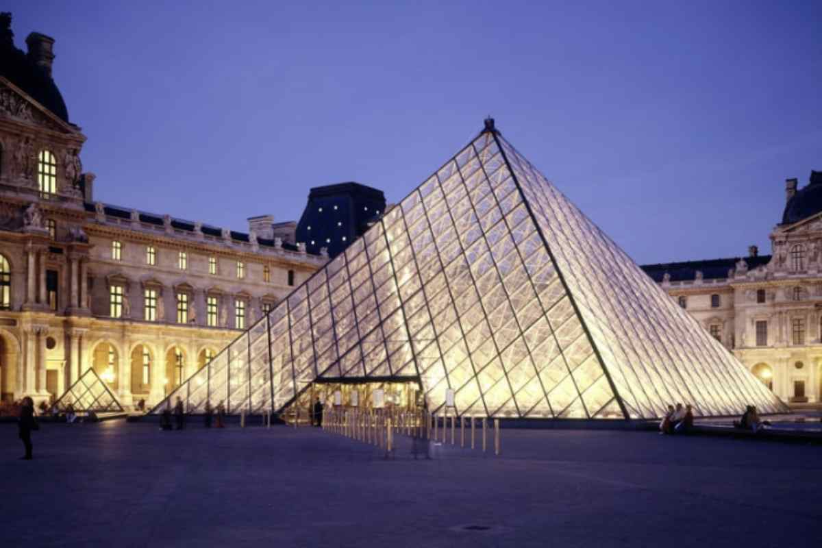 Dimissioni shock al Louvre: la presidente lascia dopo il maxi furto di gioielli (e lo scandalo delle frodi sui biglietti)