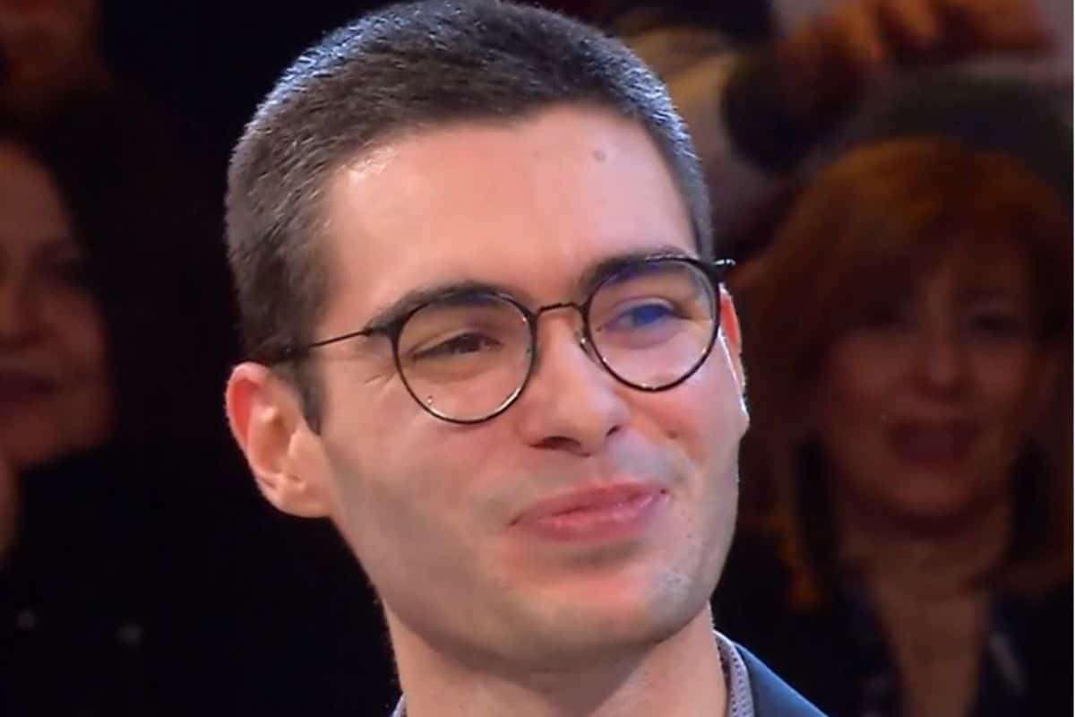 “Non sono mai stato fidanzato”: Marco lancia l’appello ad Affari tuoi. Poi l’incredibile vincita stasera 9 febbraio 2026