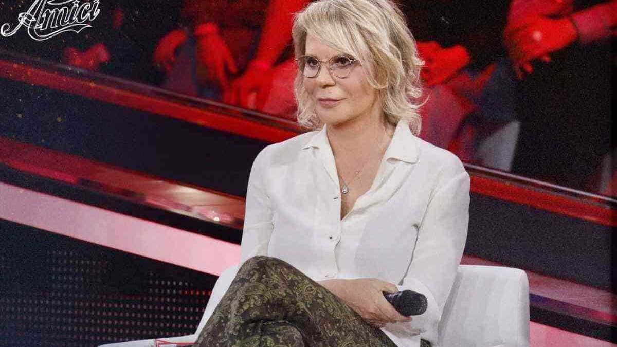 Amici, anticipazioni domenica 8 febbraio: giudici, sfide, eliminazioni e maglie soppresse. Gli spoiler