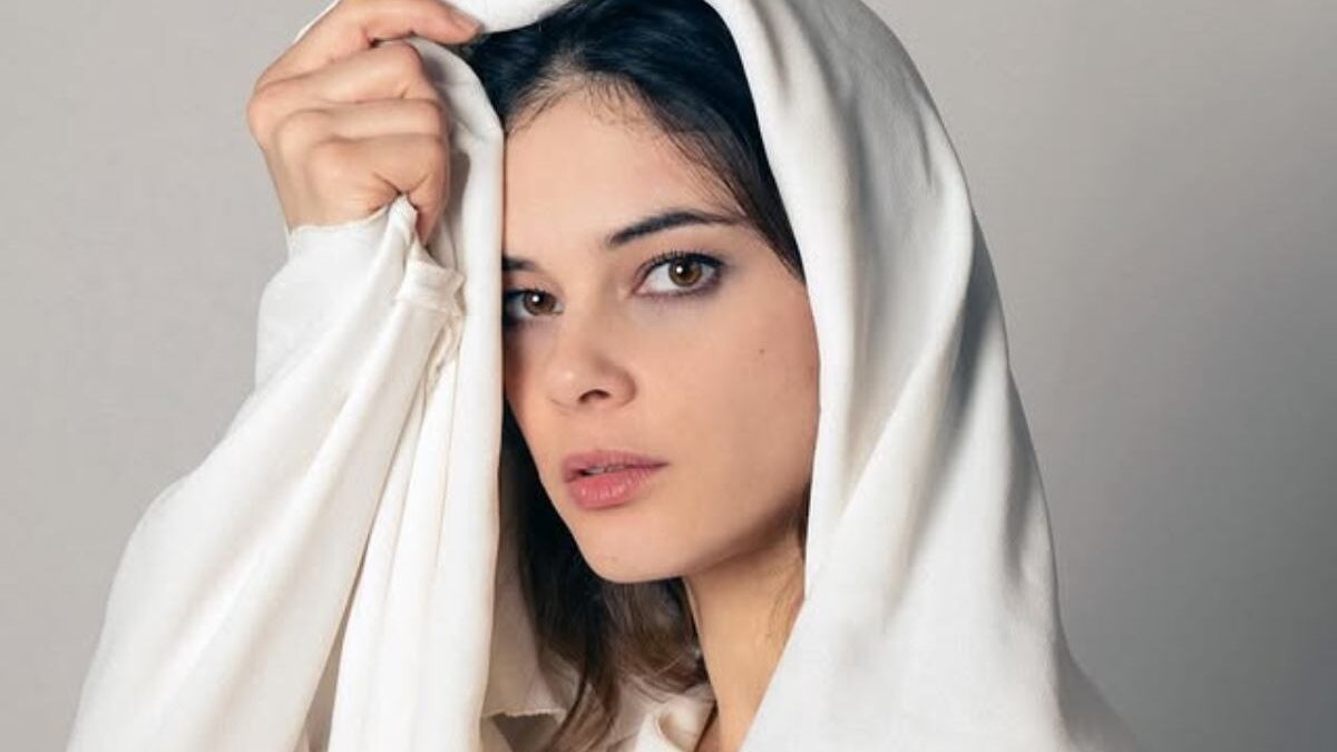 Neva Leoni, chi è l’attrice: età, dove vive, marito famoso, studi. Tutto sul volto di Cuori 3