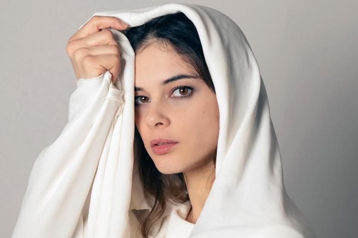 Neva Leoni, chi è l’attrice: età, dove vive, marito famoso, studi. Tutto sul volto di Cuori 3