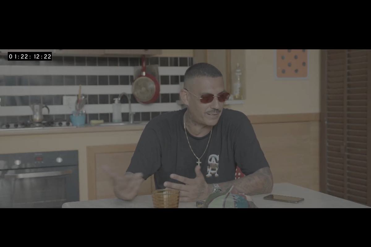 Noyz Narcos durante il documentario Nun Ve Trattengo