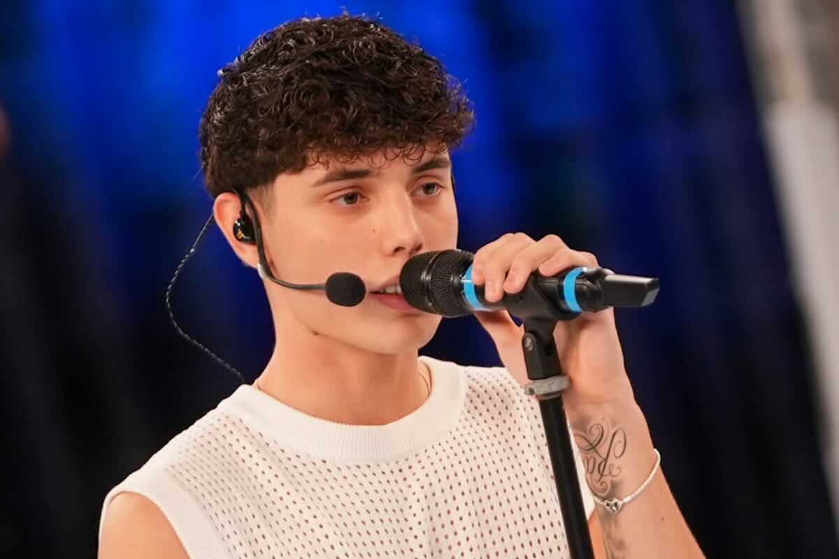 gesto offensivo di riccardo ad amici 25