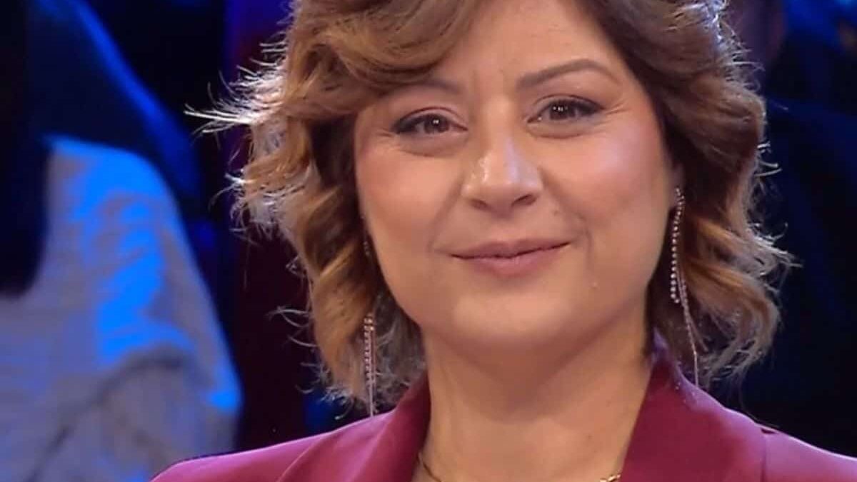 “Sono caduta e mi sono rialzata”: Rossella accetta l’offerta ad Affari tuoi. Poi la scoperta nella puntata di oggi 8 febbraio 2026