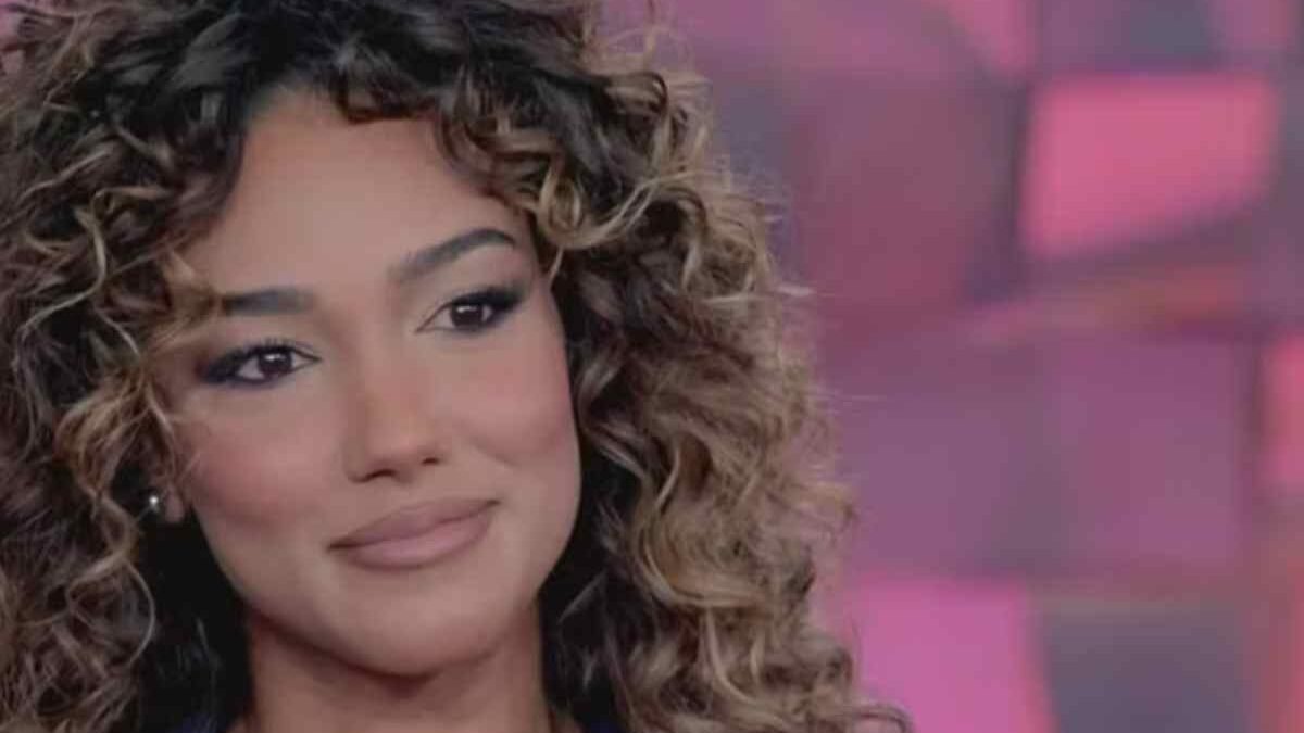 Che titolo di studio ha Samira Lui: le curiosità sulla co-conduttrice de La Ruota della Fortuna