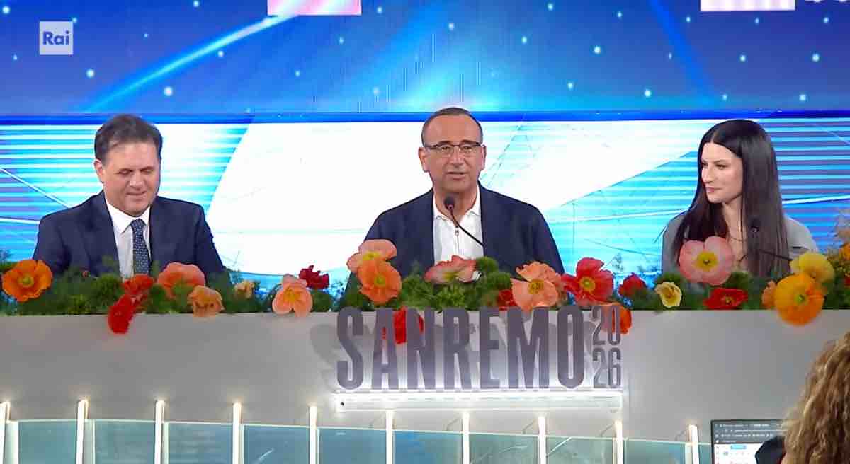 Sanremo 2026, la conferenza stampa della vigilia: dal ricordo di Pippo Baudo alla presenza di Giorgia Meloni, gli argomenti principali