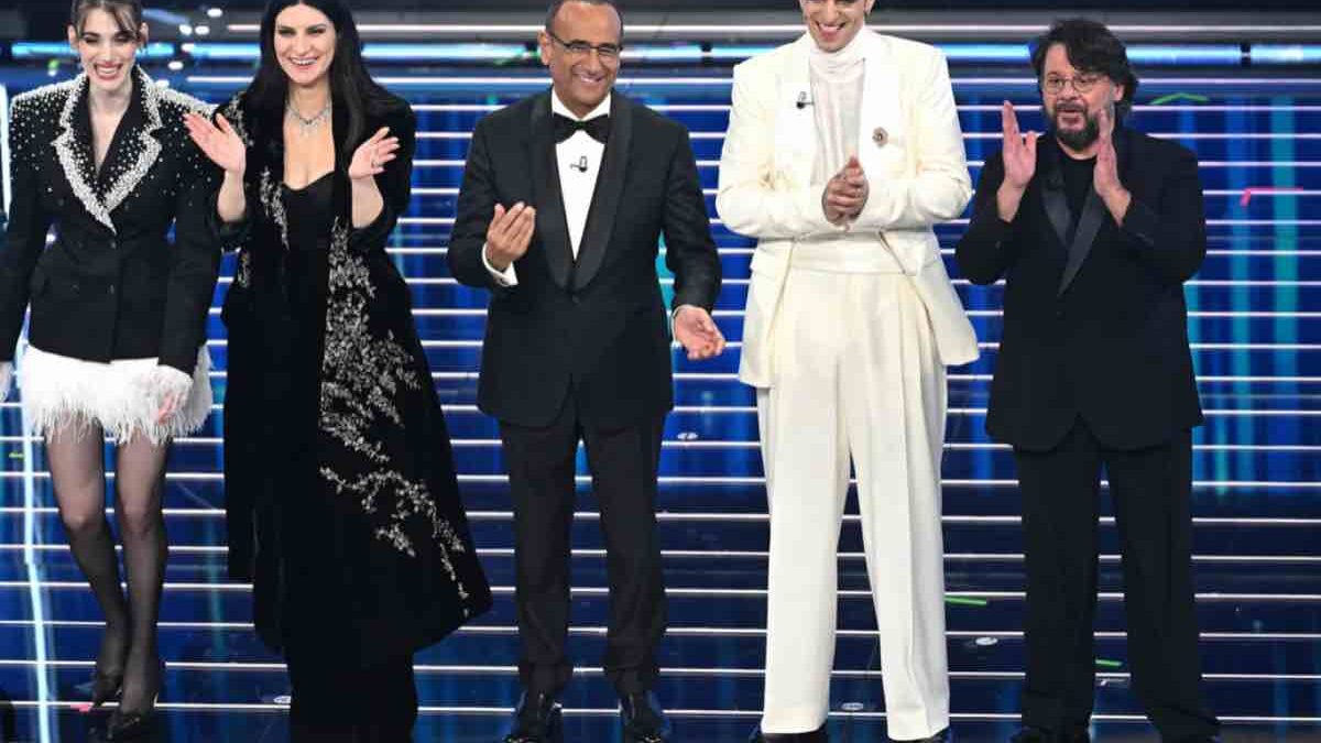 Festival di Sanremo 2026, le pagelle della seconda serata: Lamborghini in divieto di sosta, Carlo Conti tallone d’Achille