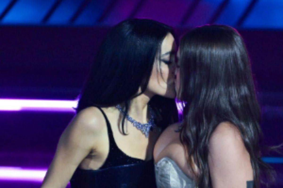 Sanremo, il bacio di Gaia e Levante: la mancata inquadratura fa scoppiare la polemica