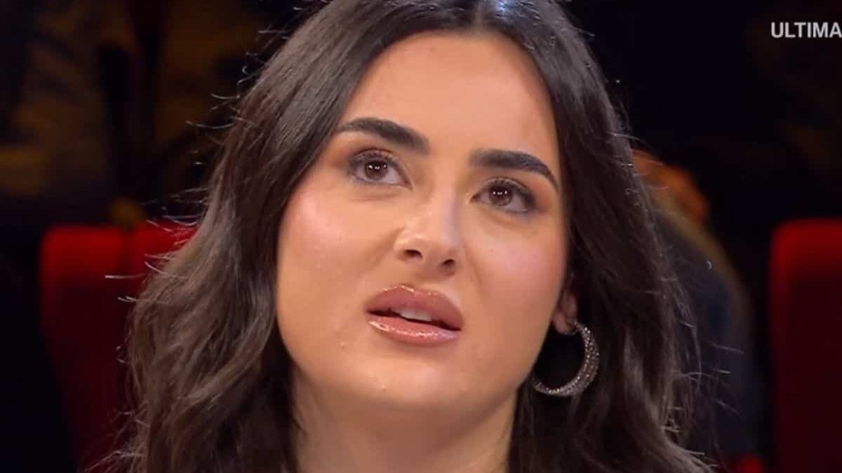 “Mia suocera mi ha detto di non tornare senza soldi”: Sara rifiuta l’offerta ad Affari tuoi, quanto ha vinto stasera 17 febbraio 2026