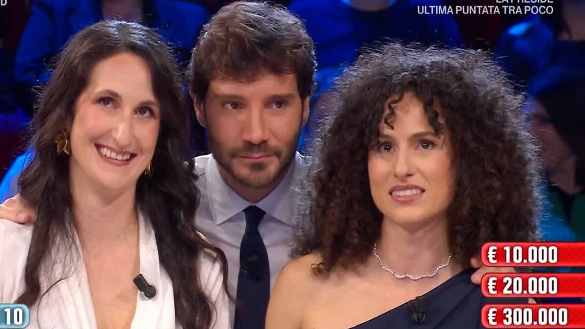 Affari tuoi 2 febbraio 2026, annuncio di De Martino: “Da stasera cambia tutto”. Quanto ha vinto Irene