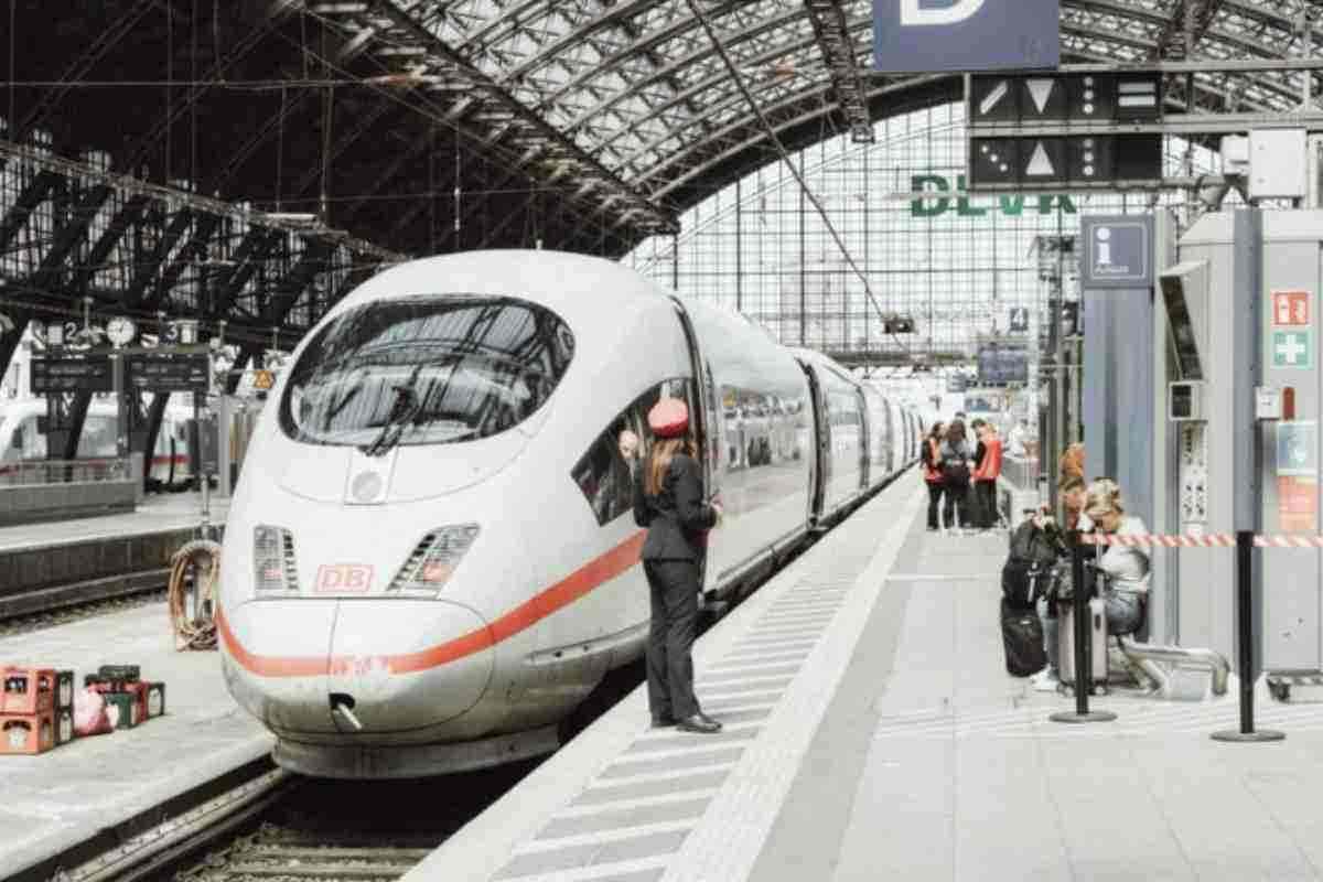 Se hai in programma un viaggio in aereo o in treno nei prossimi giorni, la parola d’ordine è informarsi prima di partire