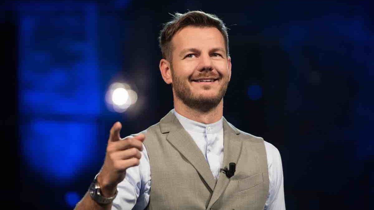 Alessandro Cattelan riparte da Amici: il conduttore prova a uscire dalla comfort zone del talk show
