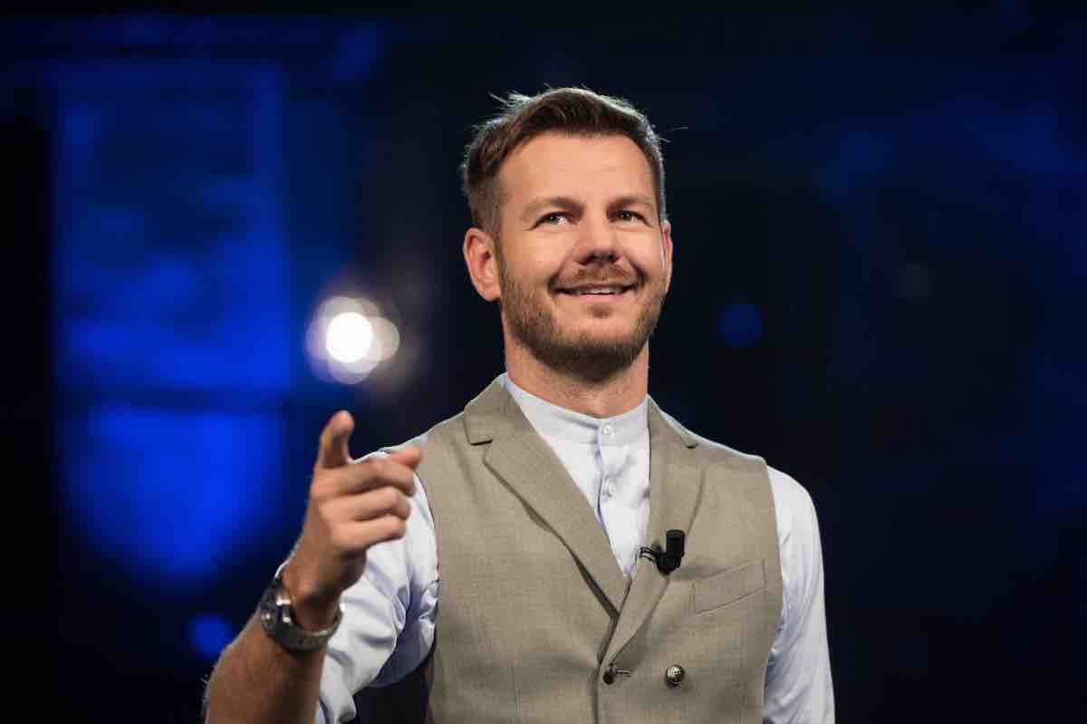 Alessandro Cattelan riparte da Amici: il conduttore prova a uscire dalla comfort zone del talk show