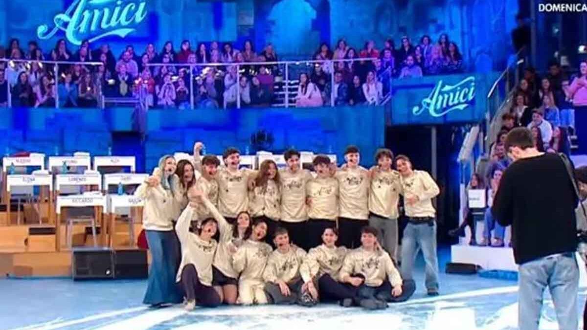 Amici 25, anticipazioni prima puntata del serale: due eliminati, al ballottaggio finale due ballerini di Celentano. La giuria ufficiale e il ruolo di Cattelan