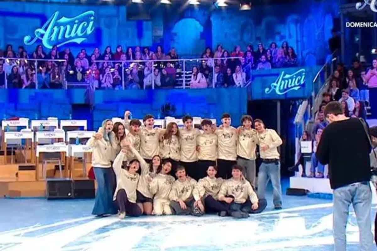 Amici 25, anticipazioni prima puntata del serale: due eliminati, al ballottaggio finale due ballerini di Celentano. La giuria ufficiale e il ruolo di Cattelan
