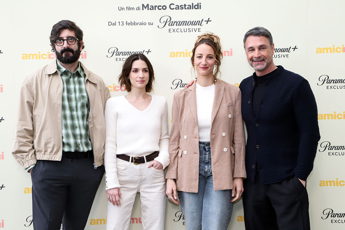Intervista, Marco Castaldi e “Amici Comuni”: “Racconto l’amore senza giudicare nessuno, ridere ci salverà la vita”