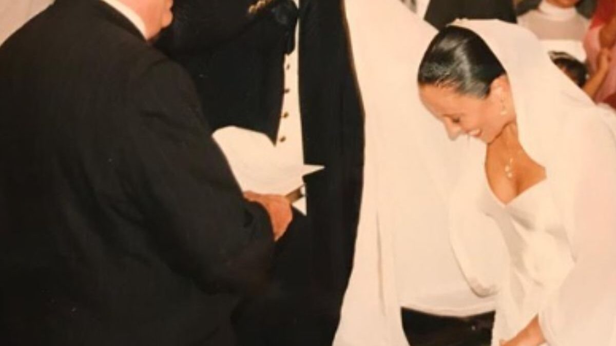 La riconoscete? Qui giovanissima al suo matrimonio, oggi è uno dei volti più amati dello spettacolo