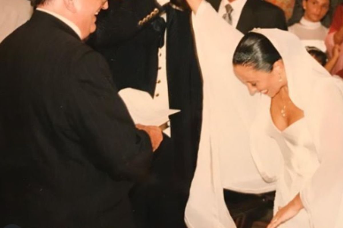La riconoscete? Qui giovanissima al suo matrimonio, oggi è uno dei volti più amati dello spettacolo