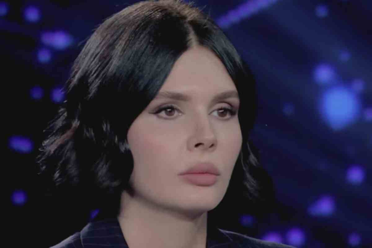 Il terreno più delicato resta però quello sentimentale. Evelina Sgarbi parla apertamente delle proprie insicurezze