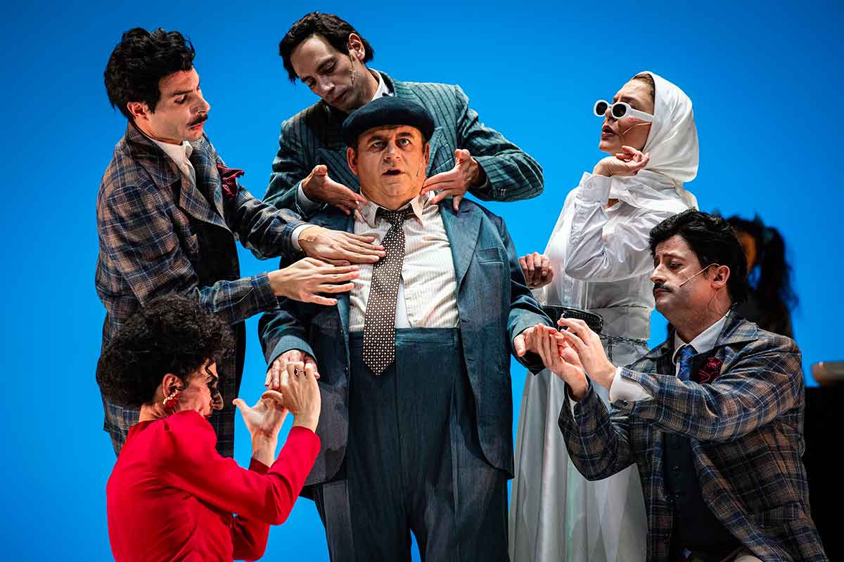 Gianni Fantoni porta Fantozzi a teatro: “Una maschera tragica, non un’imitazione”