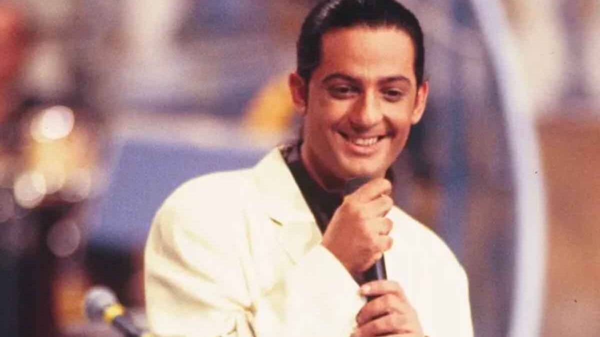Fiorello e il karaoke, un legame indissolubile fatto di aneddoti e retroscena: dal codino come Steven Seagal alle giacche colorate per “dribblare” la differita