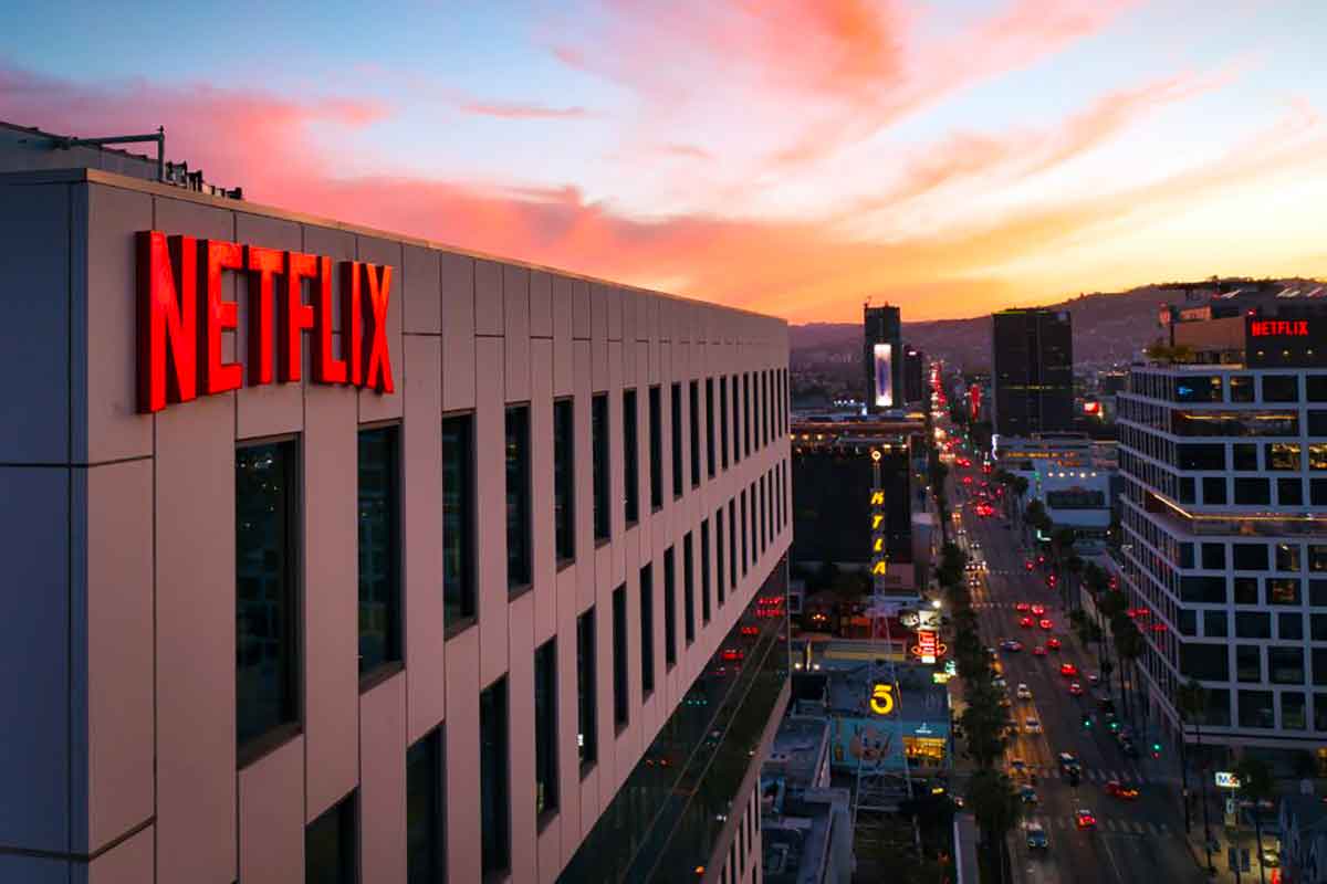 Netflix Italia: dieci anni di scommesse, qualche successo e un’identità ancora da trovare