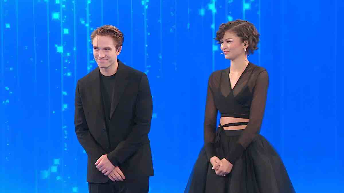 Amici stacca Canzonissima grazie a Zendaya e Pattinson, la Rai vince in access con De Martino. I dati Auditel del 28 marzo 2026