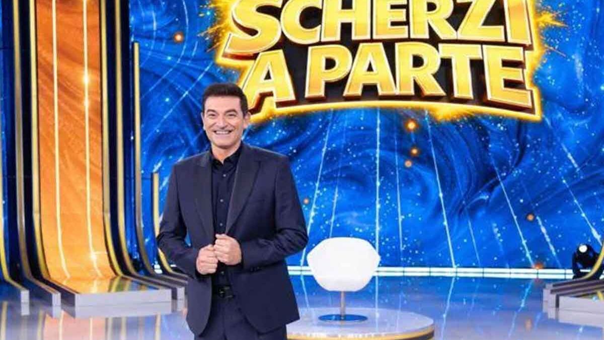 Scherzi a Parte torna stasera su Canale 5: storia, scherzi cult, polemiche e il grande test per Max Giusti