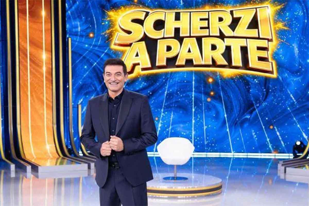 Scherzi a Parte torna stasera su Canale 5: storia, scherzi cult, polemiche e il grande test per Max Giusti