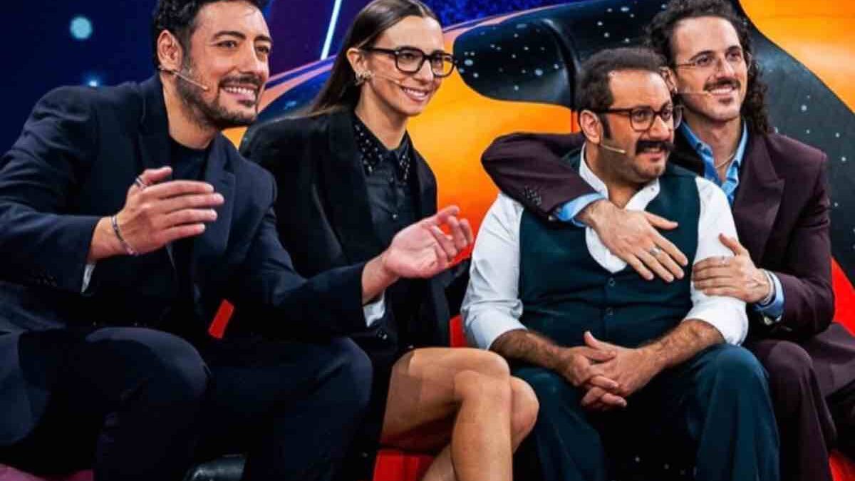 Stasera a letto tardi, i The Jackal hanno fatto centro: il nuovo programma di Rai2 diverte senza retorica