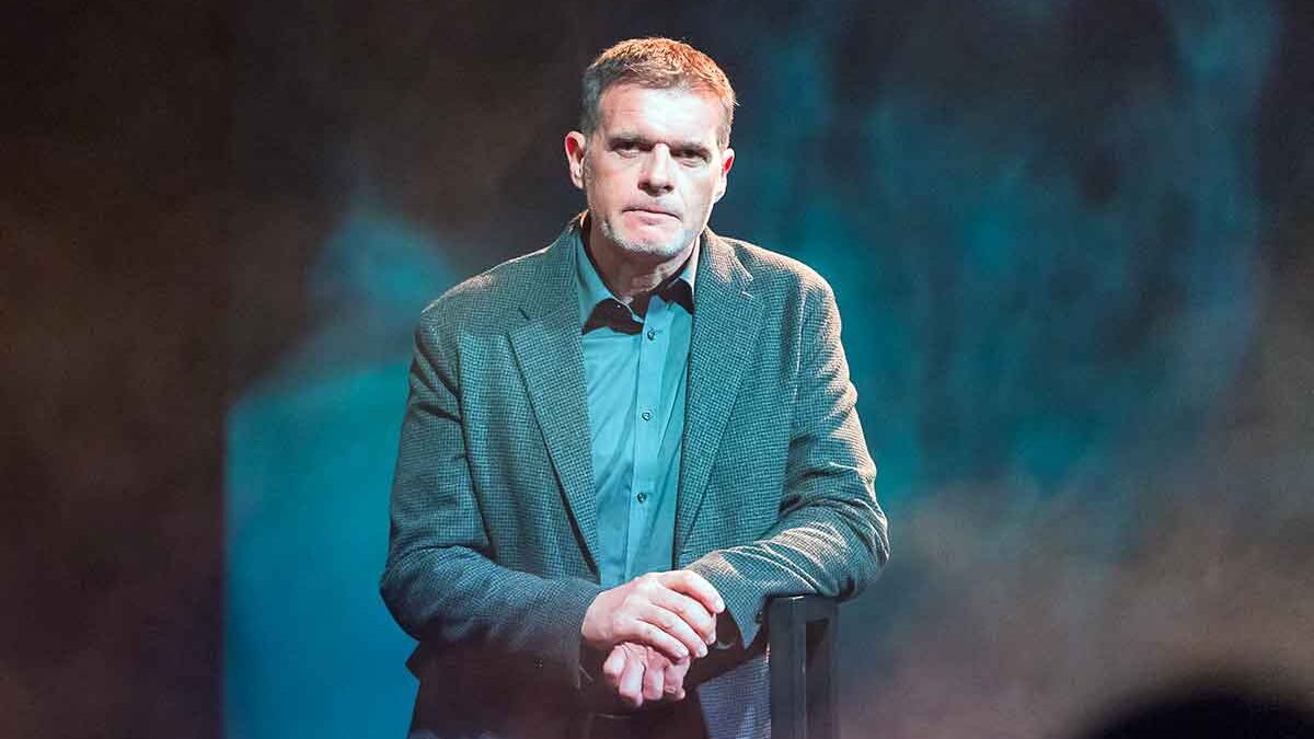 Intervista a Stefano Massini che porta Putin sul Nove: “Un viaggio nella zona d’ombra della storia contemporanea” – Video