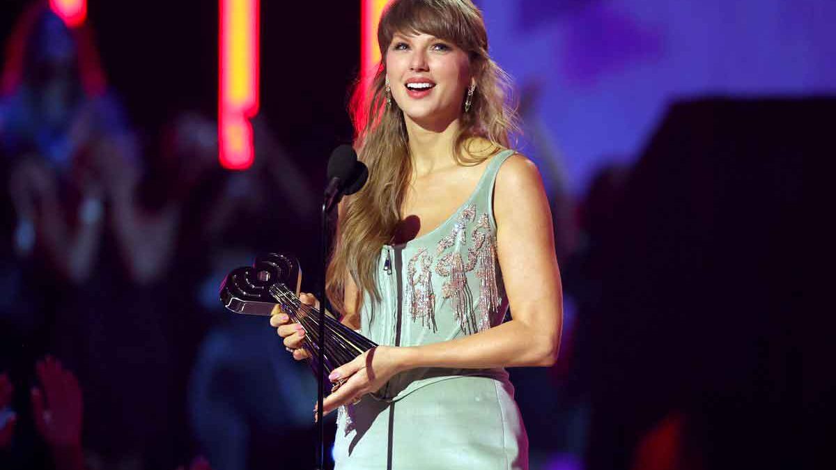 Taylor Swift agli iHeartRadio Awards 2026: sette premi, Travis Kelce e la macchina perfetta del pop globale