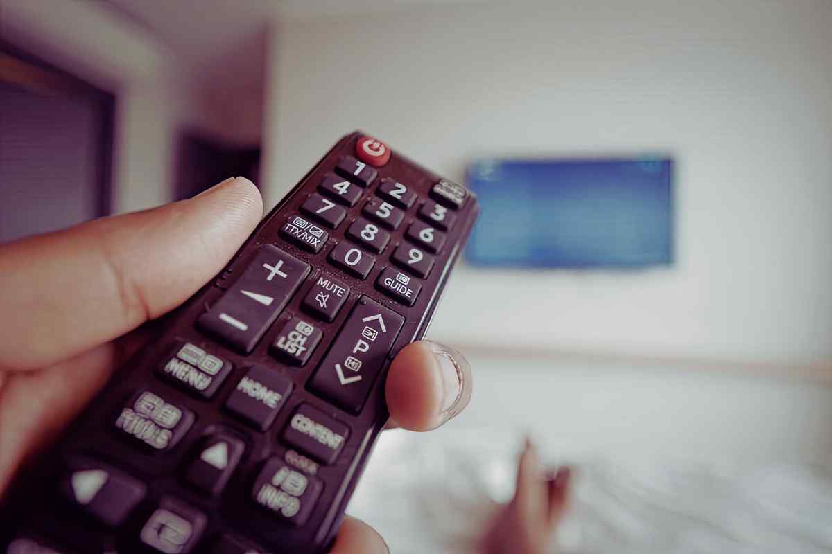 Sulla tua TV c’è un Menu nascosto che cambia tutto: mettiti comodo, potrai vedere quello che vuoi senza attese