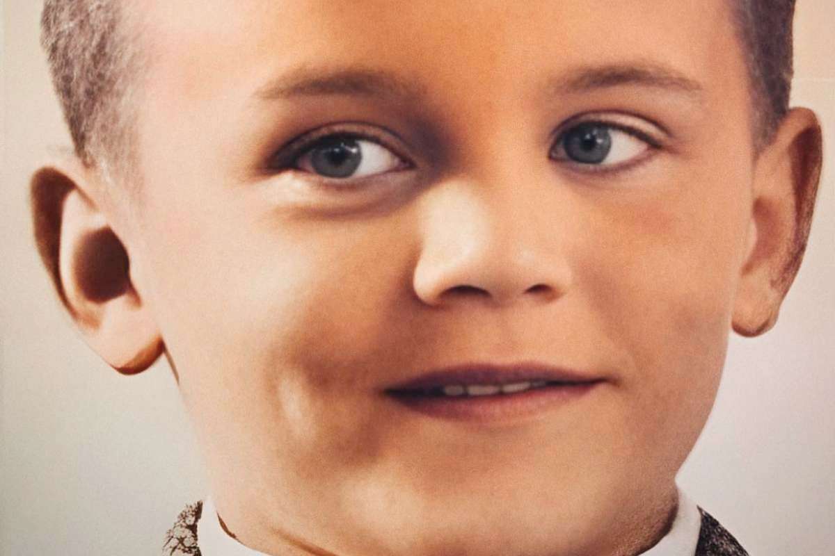 Qui bimbo paffuto, oggi ha 86 anni ed è uno degli uomini più amati dello spettacolo