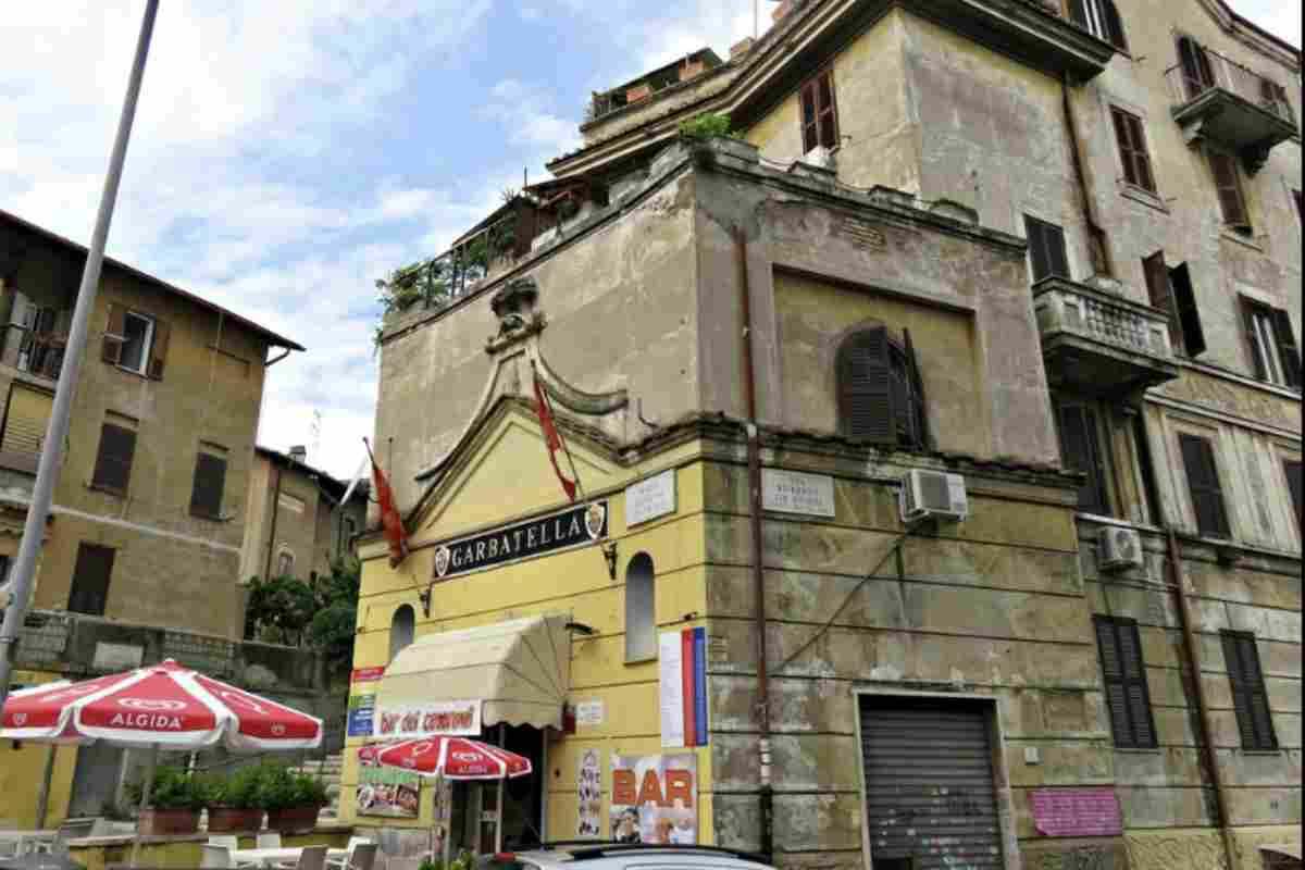 La tempistica rende tutto ancora più suggestivo. Il cambiamento arriva proprio a ridosso del ritorno della serie, previsto per aprile 2026