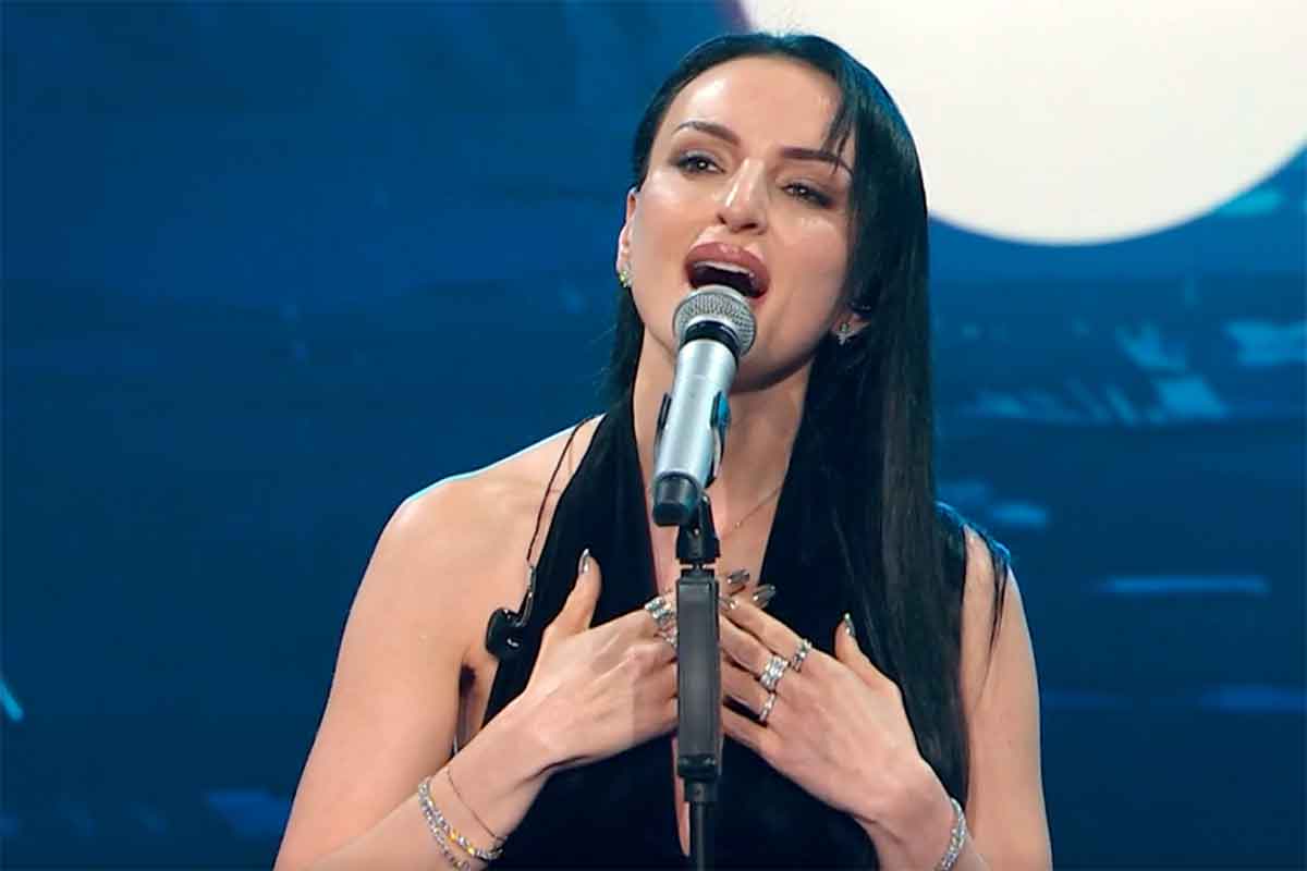 Canzonissima 2026, quarta puntata: Arisa vince con La Notte, Lamborghini arriva dall’ospedale, scintille in giuria | Sintesi e pagelle