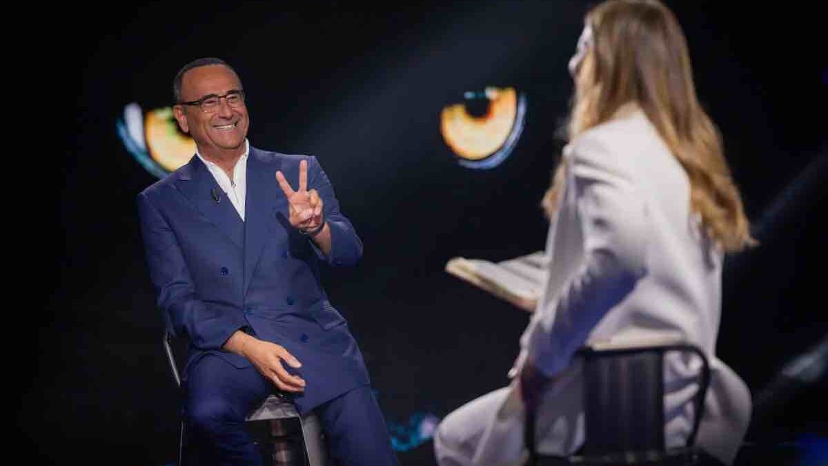 Carlo Conti dopo Sanremo, da giurato ironico a Belva pungente: la “nuova vita” lontano dall’Ariston