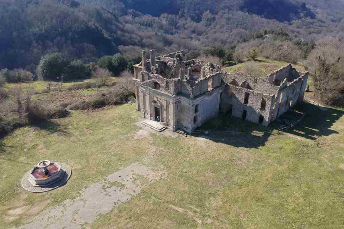 “Benvenuti in campagna” non idealizza la fuga dalla città, e forse è proprio questo il suo punto più interessante.