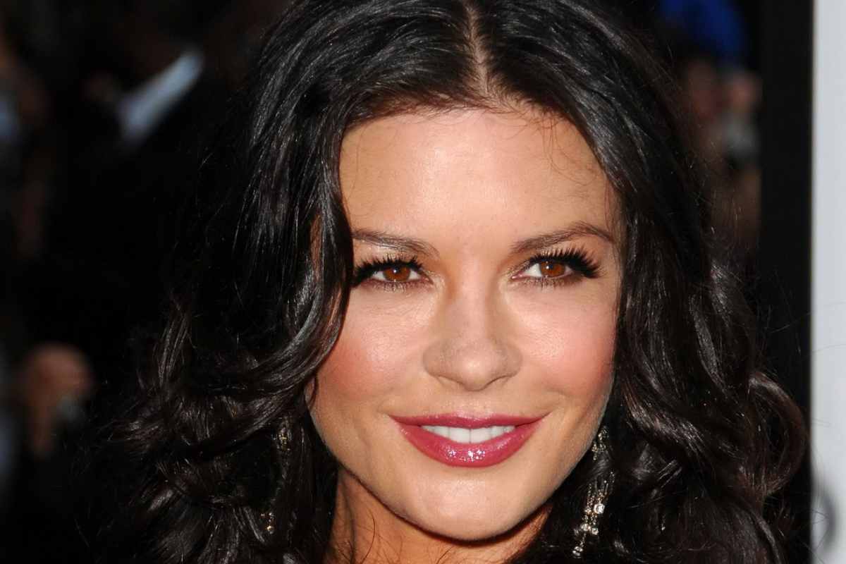 Secondo il Daily Mail, Catherine Zeta-Jones ha deciso di svelare alcuni dettagli della sua routine quotidiana, offrendo ai suoi fan uno spaccato intimo della sua vita, sia per quanto riguarda l'alimentazione che le abitudini domestiche. Nonostante la sua carriera brillante e le pressioni della vita da celebrità, l'attrice ha sempre messo in primo piano uno stile di vita sano, senza rinunciare però ai piccoli piaceri che le permettono di godere appieno della vita, soprattutto durante i fine settimana. Un Inizio di Giornata Tranquillo Catherine Zeta-Jones inizia ogni giornata presto, godendosi la tranquillità della sua casa prima che il trambusto quotidiano invada la sua routine. Questo momento di pace è riservato esclusivamente a sé stessa, spesso con una tazza di caffè in mano, un'abitudine che le consente di raccogliere le sue energie per affrontare la giornata. Subito dopo, una passeggiata mattutina con il suo cane è un’altra costante della sua routine, un modo per prendere una boccata d'aria fresca e fare un po’ di movimento prima di iniziare le faccende quotidiane. Colazione: La Stagionalità al Centro della Dieta La colazione per Zeta-Jones varia a seconda delle stagioni, un aspetto che riflette il suo approccio equilibrato all'alimentazione. Durante l'inverno, l'attrice opta per fiocchi d'avena con zucchero di canna, banane e mirtilli, un pasto caldo e nutriente che le dà la giusta carica per affrontare le giornate più fredde. In estate, invece, predilige uno yogurt leggero alla vaniglia con mirtilli e lamponi, un piatto fresco e vitaminico che si adatta meglio alle temperature più alte. In un'intervista a Harper's BAZAAR, Zeta-Jones ha spiegato che non fa colazione prima delle 8 del mattino, poiché la sua giornata non inizia mai troppo presto. Inoltre, ha sottolineato di essere una persona che fa solo tre pasti al giorno, con una colazione che dipende strettamente dalla stagione. Questo approccio alla colazione riflette il suo desiderio di ascoltare le esigenze del suo corpo, adattandosi ai ritmi naturali e alle necessità quotidiane. Il Relax del Fine Settimana: Colazione All'Inglese e French Toast Durante il fine settimana, Zeta-Jones si concede un maggiore relax e si dedica a una colazione più ricca, tipica della tradizione britannica. La sua tavola si arricchisce di pancetta britannica importata, salsicce, fagioli al forno e uova strapazzate. Per il marito, Michael Douglas, e per i figli, Zeta-Jones prepara il French toast con sciroppo d’acero canadese, seguendo una ricetta di Martha Stewart, un piatto che unisce la tradizione americana alla cucina di casa. L’attrice ha dichiarato di voler rendere i fine settimana un momento speciale per tutta la famiglia, in cui preparare una vera colazione britannica per i membri della sua famiglia e una versione americana per Michael e i figli. "In famiglia prepariamo una vera colazione britannica. E per la parte americana della mia famiglia, prepariamo il French toast con sciroppo d'acero", ha spiegato Zeta-Jones, evidenziando l'importanza delle tradizioni culinarie nella sua vita quotidiana. Pasti in Famiglia: Tradizione e Unione Un altro aspetto importante nella routine quotidiana di Zeta-Jones è la tradizione dei pasti in famiglia. L'attrice ha sottolineato che i pasti condivisi sono una priorità per lei e la sua famiglia, un momento che rappresenta non solo un'occasione per nutrirsi, ma anche per stare insieme e rafforzare i legami familiari. Il pranzo, spesso in compagnia del marito e dei suoi familiari, include piatti semplici ma gustosi come insalate leggere con pollo, pesce o melanzane alla griglia, pietanze che rispecchiano il suo impegno per una dieta sana ed equilibrata. In un'intervista, Zeta-Jones ha dichiarato: "Siamo grandi appassionati dei pasti in famiglia. Ogni volta che i bambini, altri membri della famiglia o chiunque altro in casa è presente, interrompiamo le nostre attività quotidiane e ci sediamo a cena tutti insieme." Questo approccio alla vita familiare riflette una filosofia basata sull'importanza di mangiare insieme, un momento che va al di là del semplice nutrimento e diventa occasione di condivisione e affetto. Cena Presto e Ritmo Europeo La sera, la routine familiare di Zeta-Jones è altrettanto ben organizzata. L'attrice e il marito, Michael Douglas, preferiscono cenare entro le 20:00, evitando orari troppo tardi per i pasti. "Non ci piace cenare tardi, ma quando siamo in Europa, tutto il nostro ritmo si adatta all'ora locale", ammette Zeta-Jones. Questo aspetto della sua vita quotidiana mette in evidenza come, pur mantenendo una certa regolarità negli orari, l'attrice si adatti anche alle differenze culturali legate ai ritmi alimentari europei. Benessere e Vita Familiare: La Chiave della Sua Energia catherine zeta-jones stile di vita