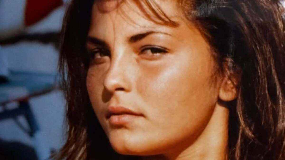 Riuscite a capire chi è? Qui appena 16enne, oggi ha 63 anni ed è una delle donne più belle della Tv