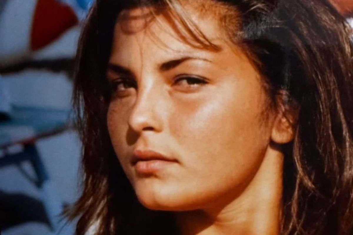 Riuscite a capire chi è? Qui appena 16enne, oggi ha 63 anni ed è una delle donne più belle della Tv