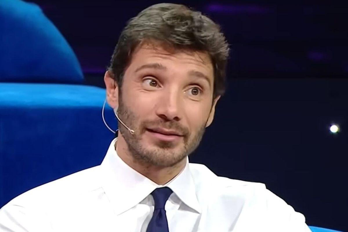 Anche Stasera tutto è possibile torna su Rai 2 il meglio. In foto Stefano de Martino nello studio del programma