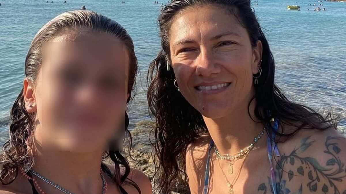 La figlia di Elisa è cresciuta e oggi è uguale alla mamma: sono 2 gocce d’acqua, la foto è dolcissima