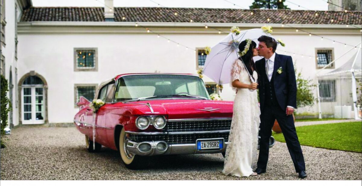 Elisa Toffoli ha sposato il chitarrista Andrea Rigonat il 5 settembre 2015 nella Basilica di Sant'Eufemia a Grado. Il matrimonio "rock" e bohémien ha visto la cantante arrivare in moto, festeggiando poi con amici e vip, tra cui Ligabue ed Emma Marrone, a Villa Gorgo. La coppia ha due figli: Emma Cecile e Sebastian