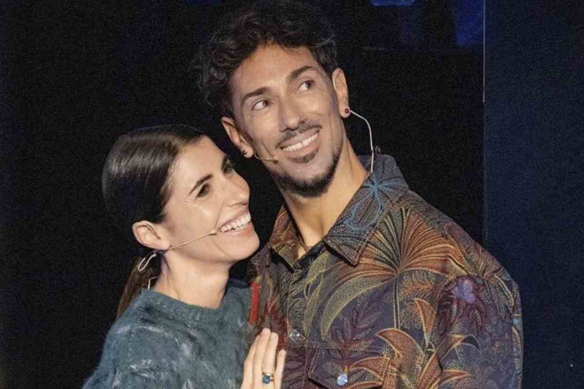 Oltre alla sua vita privata, la puntata ha toccato anche la sua carriera professionale. Da alcuni anni, Emanuel Lo è uno dei coach