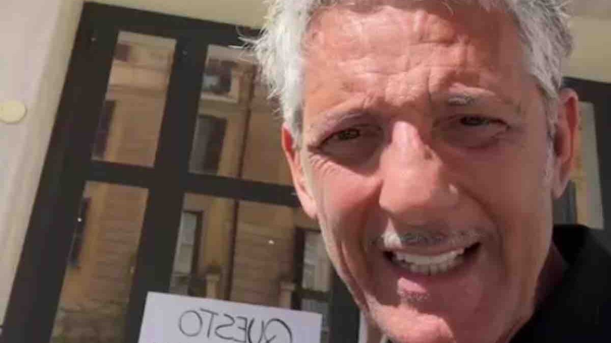 Teatro delle Vittorie in vendita, Fiorello attacca manifesti davanti alla sede: “Non si dovrebbe vendere!” | VIDEO