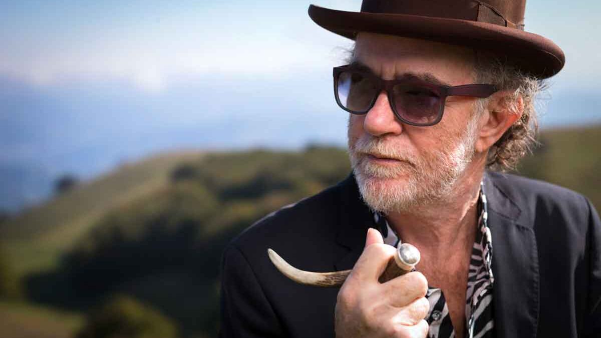 Francesco De Gregori compie 75 anni: il cantautore che ha scritto la storia della musica italiana senza mai cercare di farlo