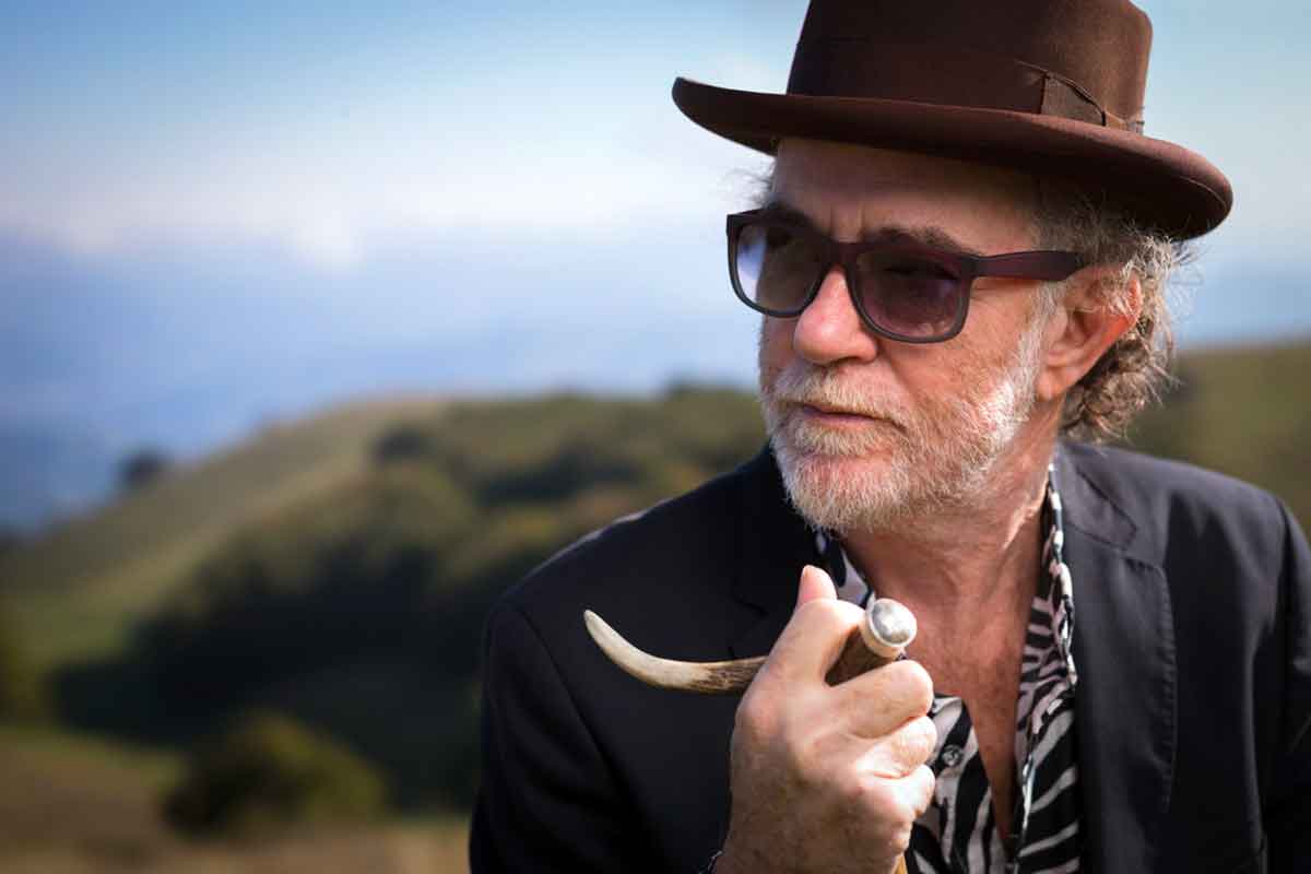 Francesco De Gregori compie 75 anni: il cantautore che ha scritto la storia della musica italiana senza mai cercare di farlo