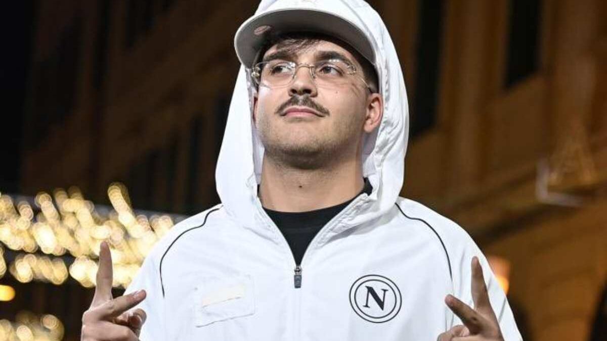 Geolier, spunta il video con le stampelle: fan preoccupati per il cantante
