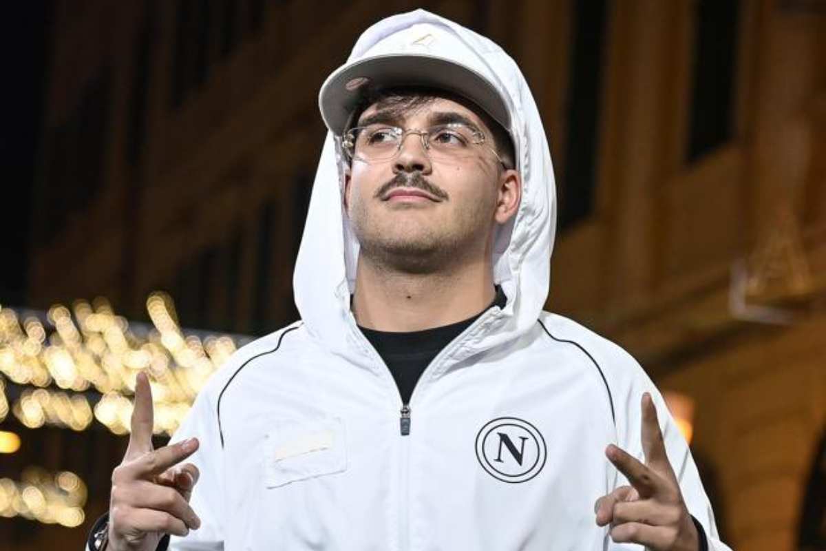 Geolier, spunta il video con le stampelle: fan preoccupati per il cantante